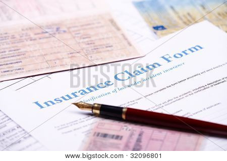 Prázdné pojištění tvrdí, formulářů a dalších dokumentů jako ID nebo vozidla a perem ležící na stole