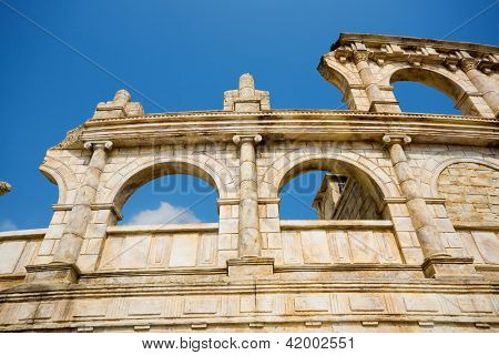 Ruines antiques. Copie de pierre reconstituée de structures architecturales de l'époque romaine.