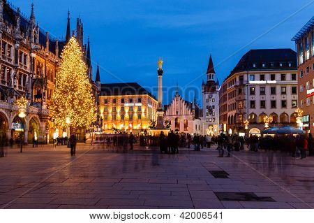 Marienplatz večer, Mnichov, Bavorsko, Německo