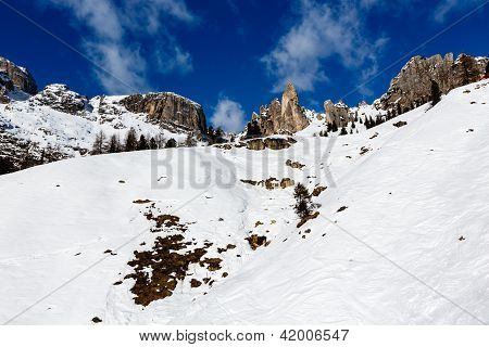 Montagne rocciose sulla stazione sciistica di Arabba, Dolomiti, Italia