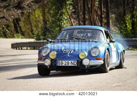 Leiria, Portugal - februar 2: Carlos Brizido drev en Renault Alpine 1600 under 2013 amatør Winte