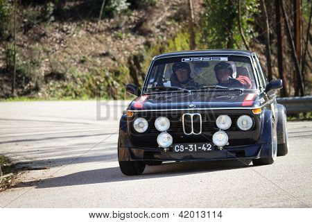 Leiria, Portugal - februar 2: Joao Fernandes drev en Bmw 2002 under 2013 amatør vinter Rally, i