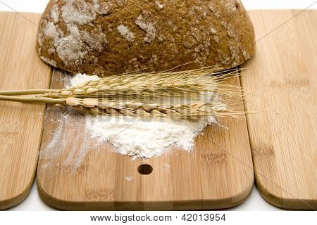 Frisk bagt rugbrød med Rødhals og mel