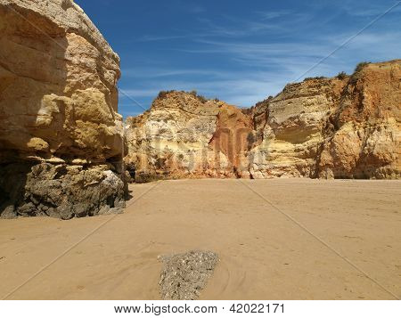 Algarve bölgesi pastoral Praia de Rocha sahilde bölümü.