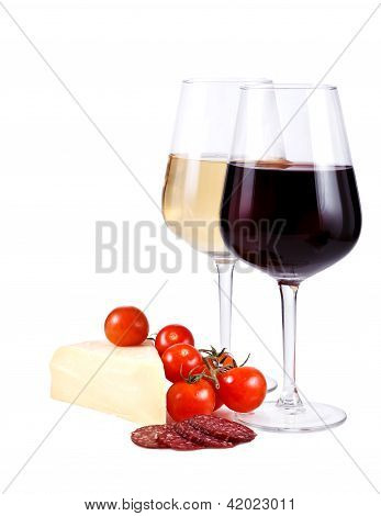 2 안경 레드 와인, 화이트 와인, 치즈, 토마토, 소시지