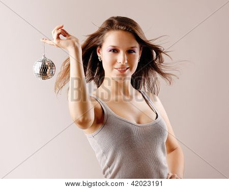 ragazza con sfera da discoteca