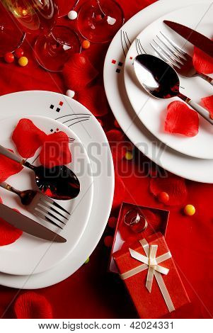 โต๊ะอาหารโรแมนติกและแหวนแต่งงาน