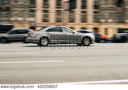 Mercedes-benz S-class W221 At The City Road In Motion. Gray Car Driving Along The Kutuzovsky Ave In 