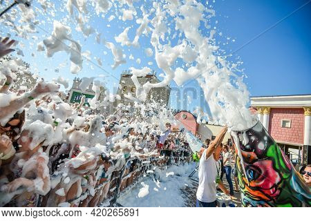 Minsk. Belarus - June 2016: Foam At The Party Flies At Cheerful People. Foam Entertaining Party, Peo