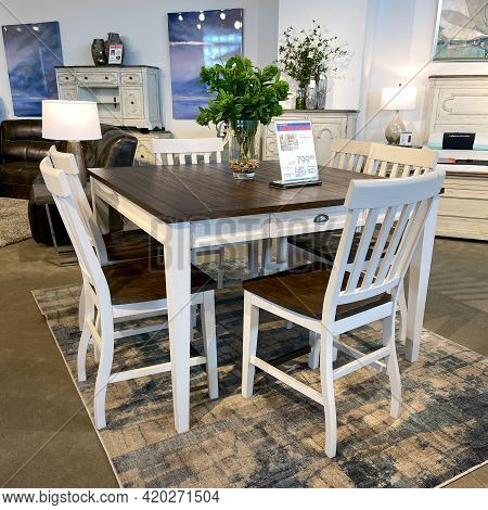 Orlando, Fl Usa- April 10, 2021 :  A Dining Table And Chairs At A Roons To Go Furniture Store In Orl