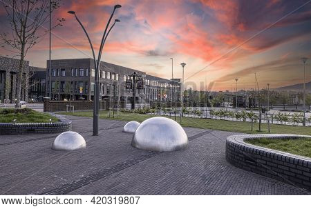 Swindon, Uk - May 13, 2021: Vew Of The New Stunning Bar And Restaurant On The Canal Side In Wichelst