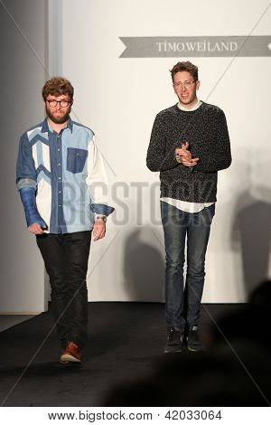 NEW YORK - Februar 07: Designer Timo Weiland und Alan Eckstein zu Fuß die Start-und Landebahn an den Timo Weiland