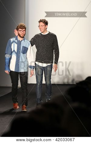 NEW YORK - Februar 07: Designer Timo Weiland und Alan Eckstein zu Fuß die Start-und Landebahn an den Timo Weiland
