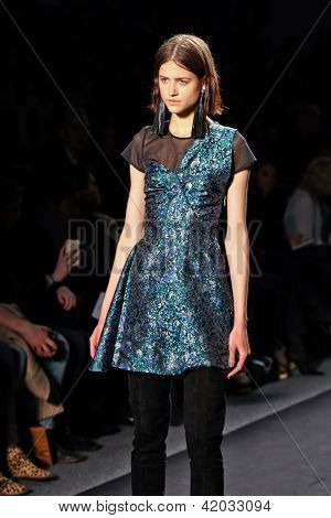 纽约-2 月 07:A 模型走 Timo Weiland 妇女的秋天 2013年集合在跑道我