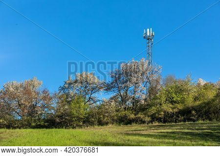 5g Radio Network Telecommunication Equipment With Radio Modules And Smart Antennas Mounted On A Meta