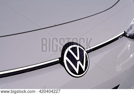 Bordeaux , Aquitaine France - 05 08 2021 : Volkswagen Vw Id3 Logo Sign Car Front Electric German Eur