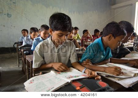 Meninos estudando