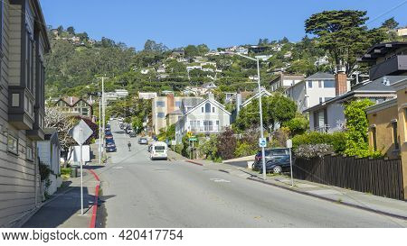 San Francisco,usa - April 18,2018 : View Of The Stores Along The Bridgeway Street In The City Of Sau