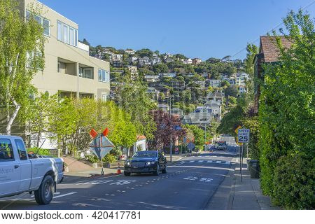San Francisco,usa - April 18,2018 : View Of The Stores Along The Bridgeway Street In The City Of Sau