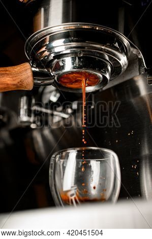 Coffee Machine Pouring Coffee Drink In Double Wall Glass From Bottomless Naked Portafilter.