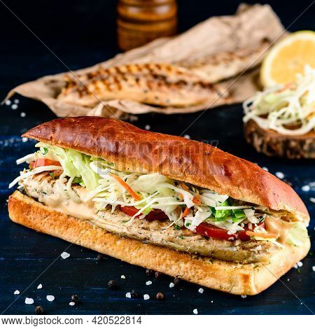 Istanbul Fish Sandwich Fast Food, Grilled Fish Burger Turkish Balik Ekmek, Fried Fish And Vegetables
