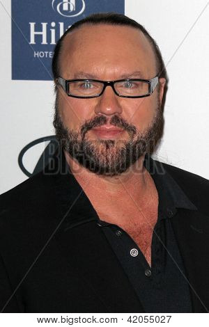 LOS ANGELES - FEB 9: Desmond Child ankommer på Clive Davis 2013 Pre-GRAMMY Gala på Beverly H