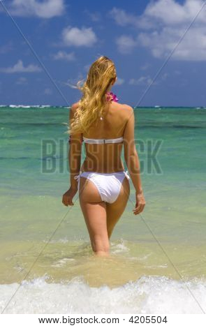 สวยงามสีบลอนด์สาวในชุดบิกินี่ที่ชายหาดในฮาวาย