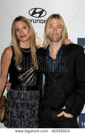 LOS ANGELES - 9 Şubat: Alison Hawkins, Taylor Hawkins Clive Davis 2013 Pre-GRAMMY Gala geldi