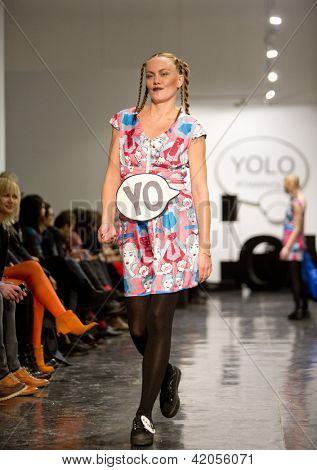 Oslo - 7 febbraio: Passeggiate di modello presso la Fam Irvoll moda sfilata durante la settimana della moda di Oslo, F