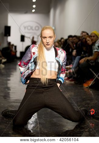 Oslo - 7 febbraio: Passeggiate di modello presso la Fam Irvoll moda sfilata durante la settimana della moda di Oslo, F