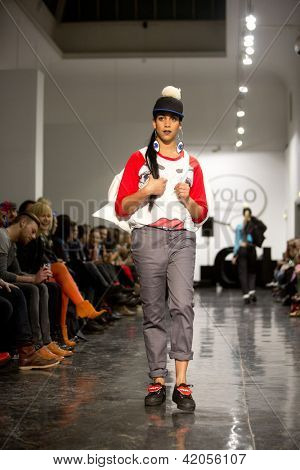 Oslo - 7 febbraio: Passeggiate di modello presso la Fam Irvoll moda sfilata durante la settimana della moda di Oslo, F