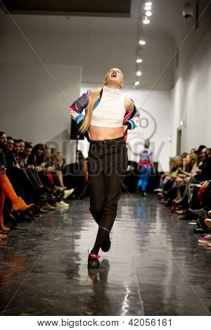 Oslo - 7 febbraio: Passeggiate di modello presso la Fam Irvoll moda sfilata durante la settimana della moda di Oslo, F