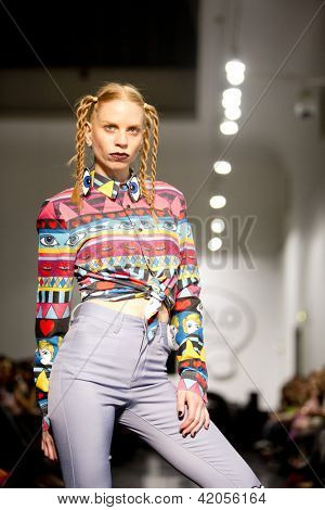 Oslo - 7 febbraio: Passeggiate di modello presso la Fam Irvoll moda sfilata durante la settimana della moda di Oslo, F