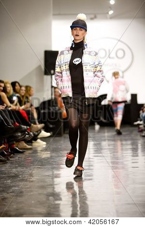 Oslo - 7 febbraio: Passeggiate di modello presso la Fam Irvoll moda sfilata durante la settimana della moda di Oslo, F