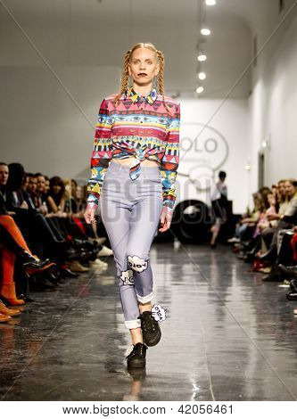 Oslo - 7 febbraio: Passeggiate di modello presso la Fam Irvoll moda sfilata durante la settimana della moda di Oslo, F