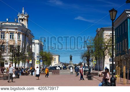 Tver, Russia, May 2021: Trekhsvyatskaya Street View Of The Lenin Monument. Houses And Tourists On Tr