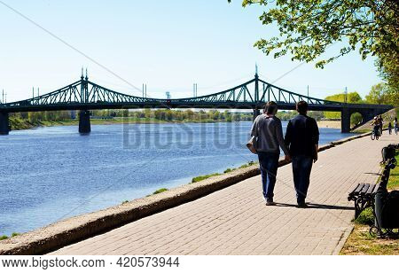 Tver, Russia, May 2021: Afanasy Nikitin Embankment View Of The Starovolzhsky Bridge. A Couple Of Tou