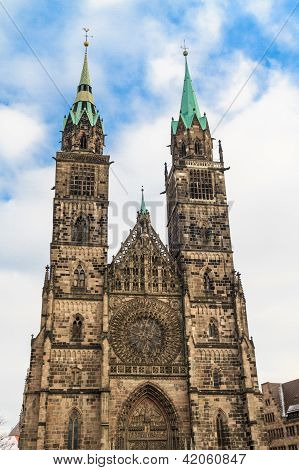 Façade gothique de l'église St Laurent, Nuremberg, Allemagne