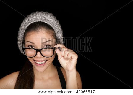 Cool hipster studerende kvinde iført briller briller og strikket hat isoleret på sort baggrund Multira