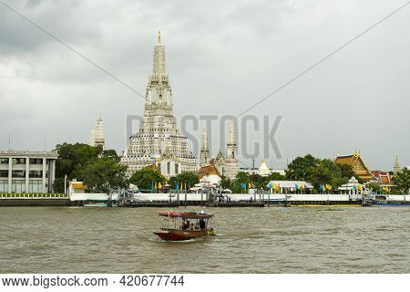 Bangkok, Thailand - August 25, 2018 : Wat Arun Ratchawararam Or The Temple Of Dawn In Bangkok ,thail