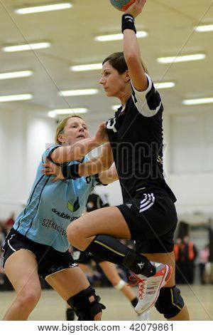 SIOFOK, Macaristan - 9 Şubat: Annamaria Bogdanovic (R) bir Macar Ulusal Şampiyonası eylem