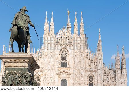 Details Of Duomo With The Golden Statue Name 