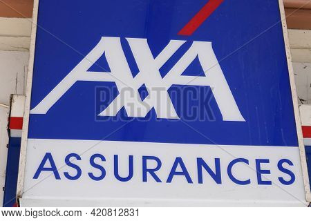 Bordeaux , Aquitaine France - 05 14 2021 : Axa Assurances Logo Brand And Text Sign Front Of French O