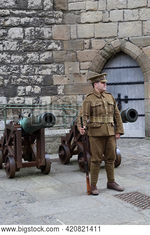 Caernarfon, Great Britain - September 14, 2014: This Is An Undefined Sentry In English Form During T