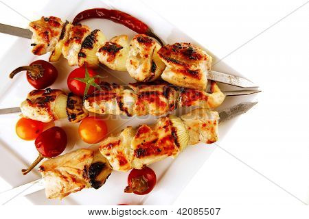 frisk stegt kylling shish kebab på hvidt fad
