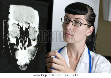 Lékař zkoumá X-ray