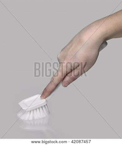 Hand reinigt mit Pinsel