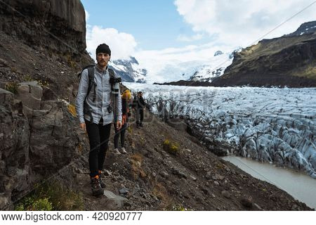 Hikers at SvÃ­nafellsjÃ¶kull glacier, Iceland