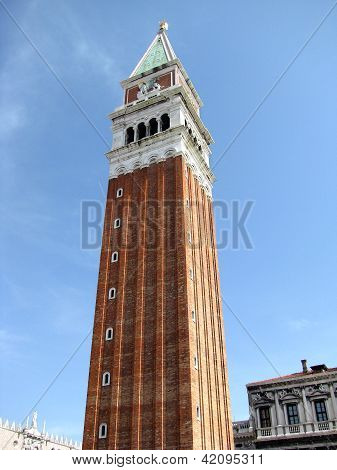 Piazza San Marcos campanile in sky blauw