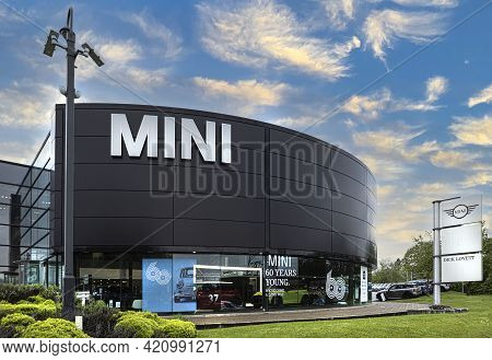 Swindon, Uk - May 17, 2021: Dick Lovett Mini Center In Swindon, Wiltshire